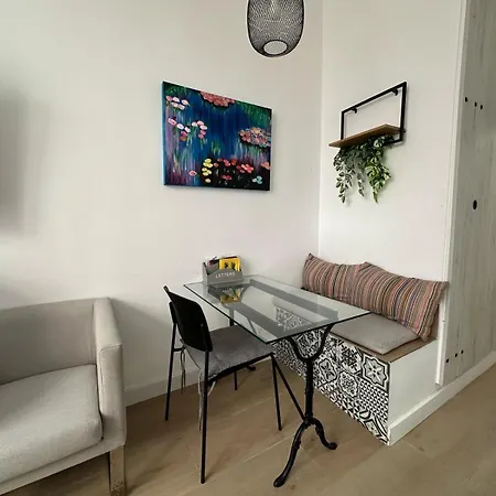 Apartman A H Monet Estudio